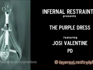 Josi valentinovo veza v a purple obleka