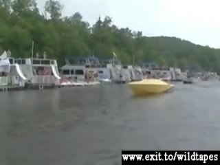 Eating pussy at a public boat party video