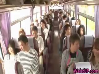 Juokingas tikras azijietiškas kūdikiai yra trunka a autobusas kelionė 1 dalis
